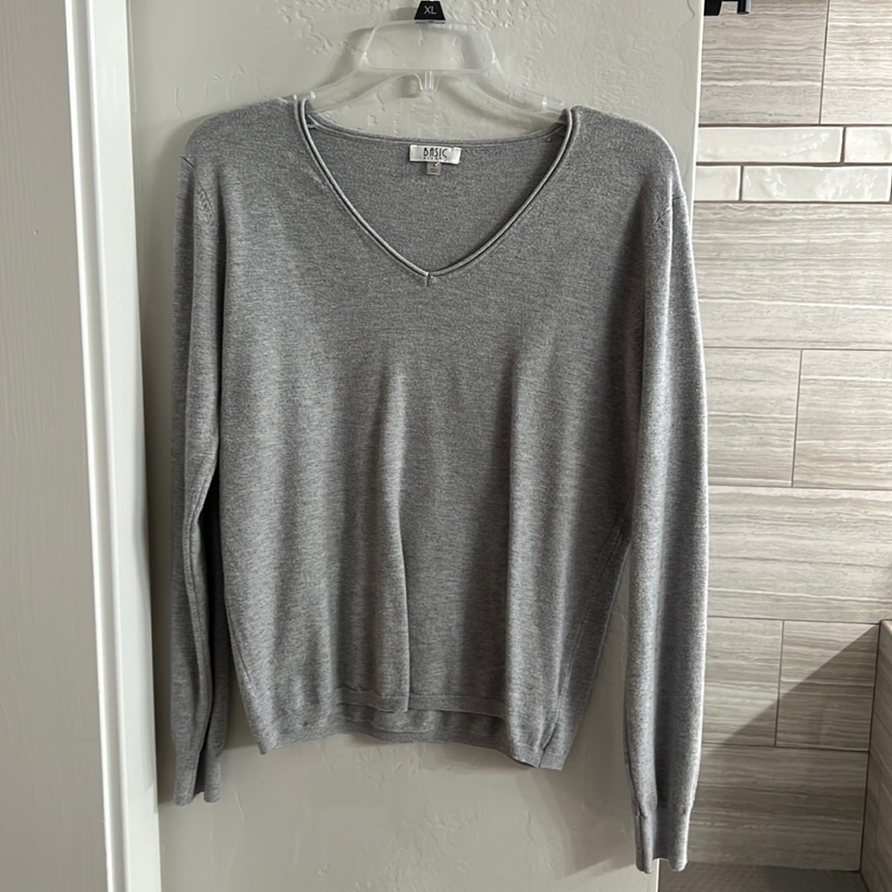 Size large v neck light sweater
